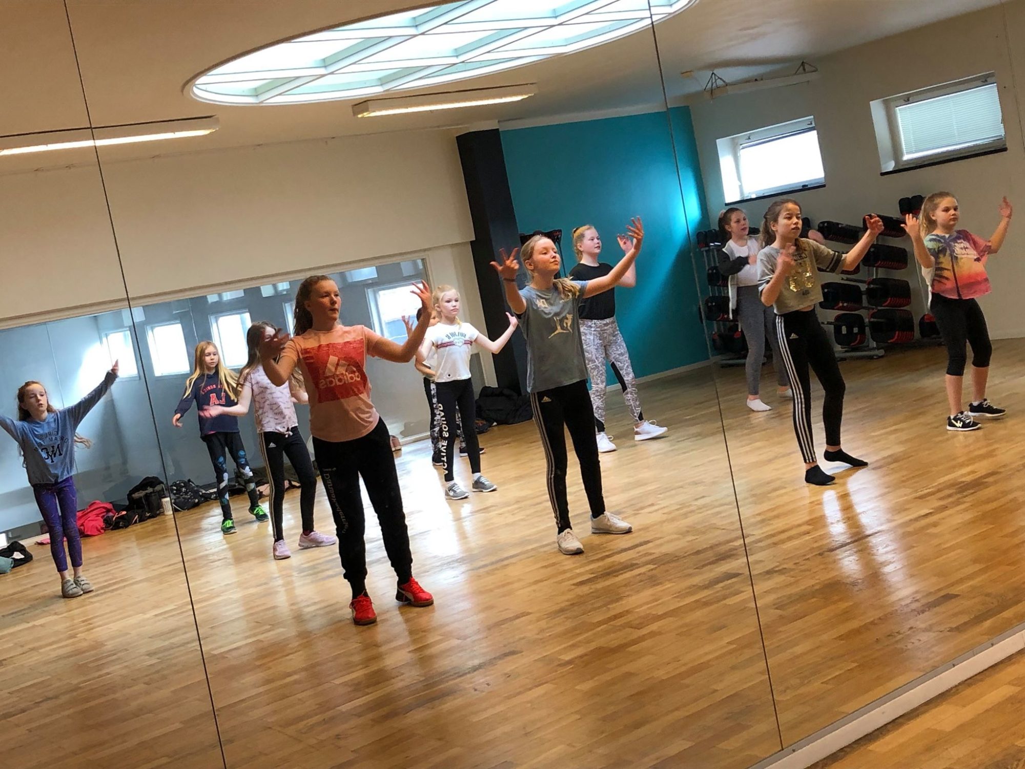 Tjejer dansar framför spegel