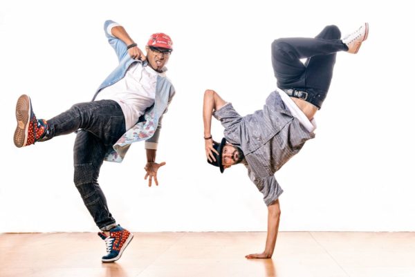 Två män dansar hiphop