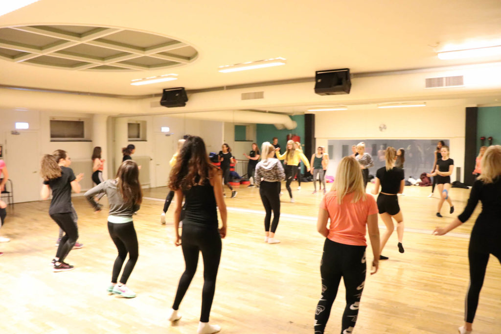 Dansar framför spegel